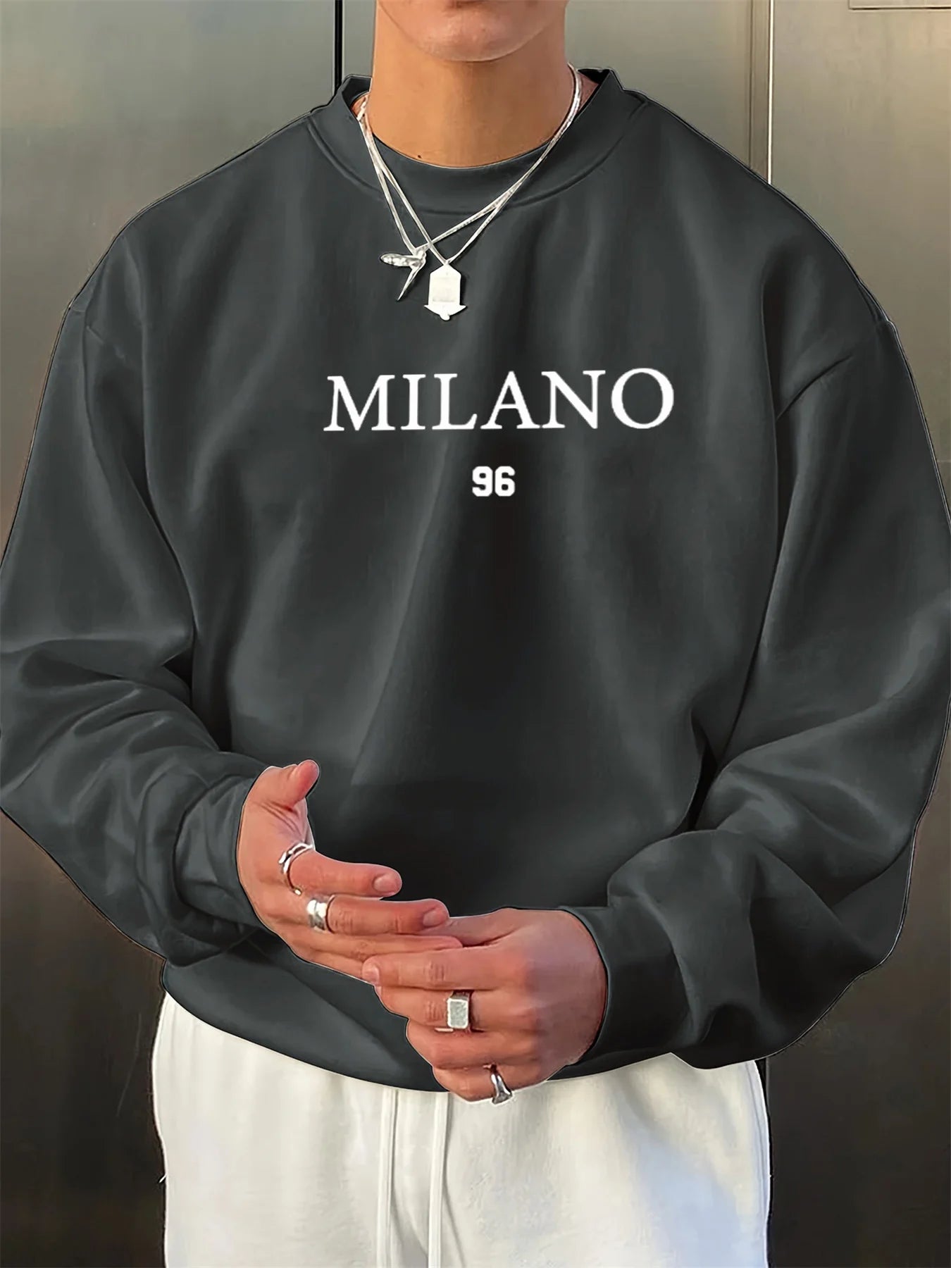 Men's loose, warm, fashionable and casual long-sleeved shirt with printed design, round neck, long sleeves.