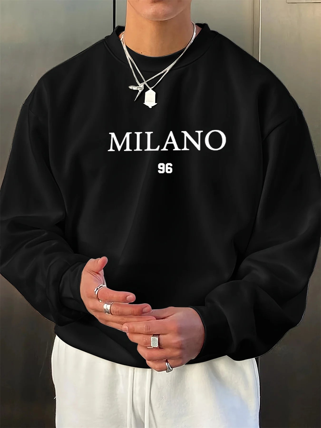 Men's loose, warm, fashionable and casual long-sleeved shirt with printed design, round neck, long sleeves.