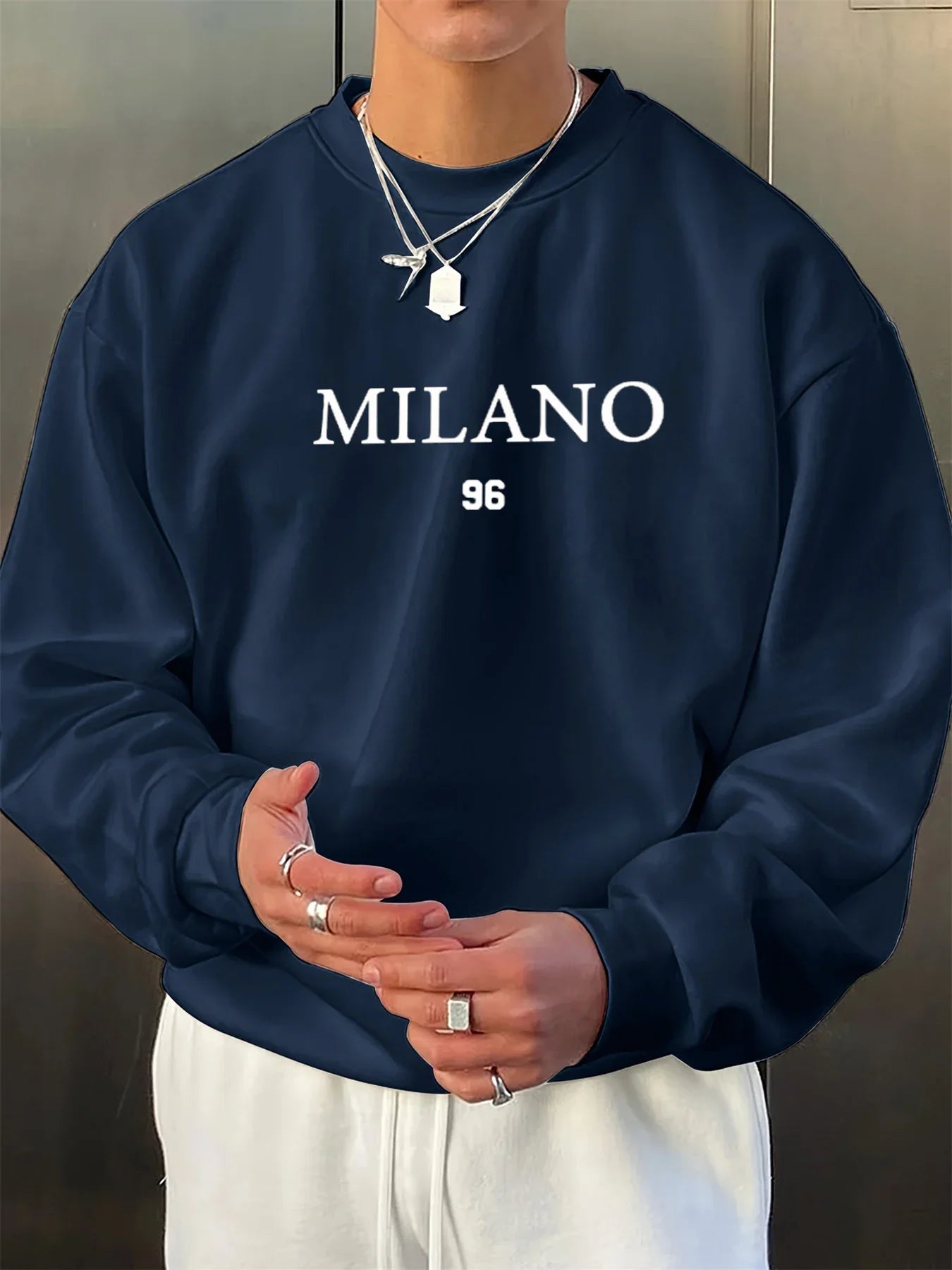 Men's loose, warm, fashionable and casual long-sleeved shirt with printed design, round neck, long sleeves.