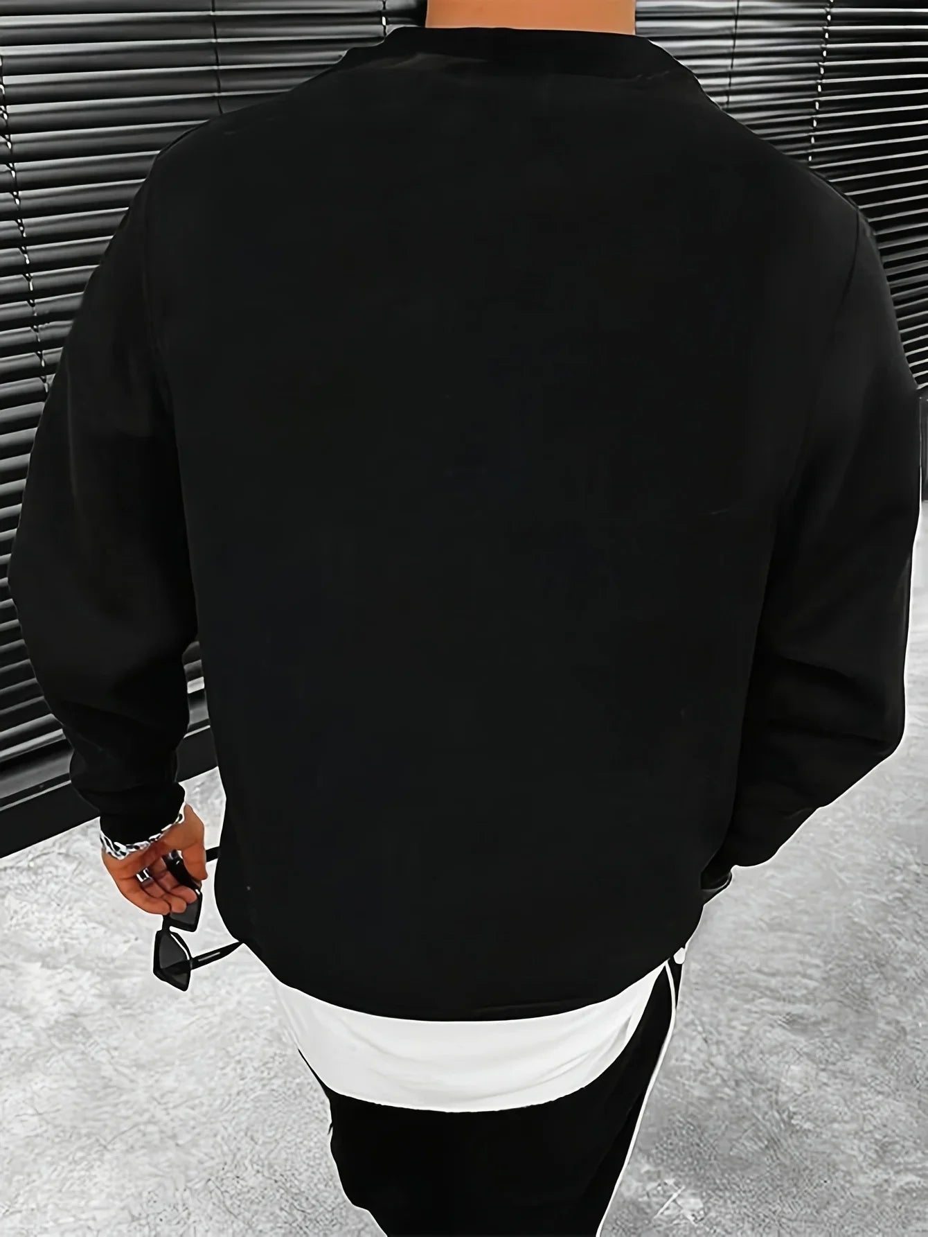 Men's loose, warm, fashionable and casual long-sleeved shirt with printed design, round neck, long sleeves.