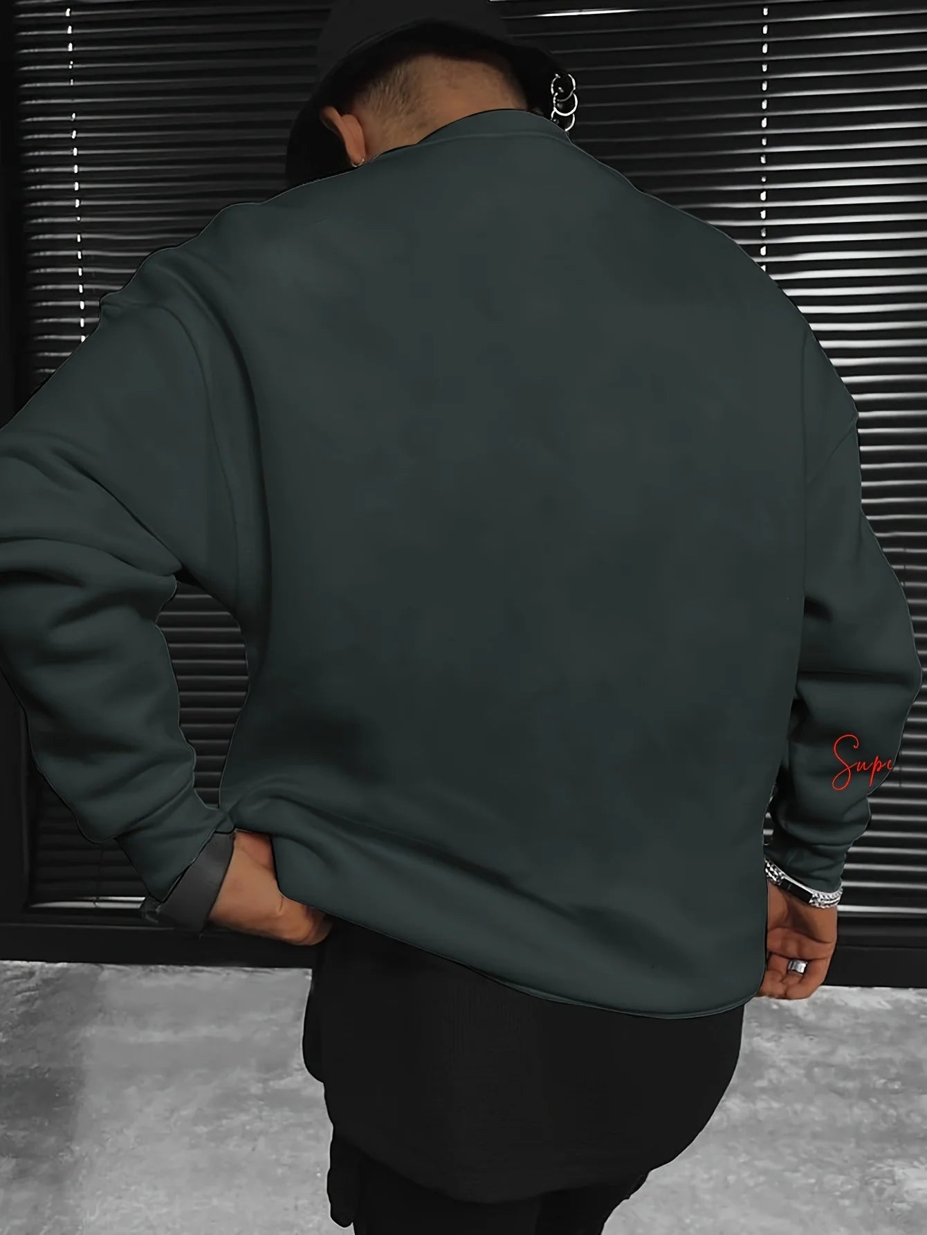 Men's loose, warm, fashionable and casual long-sleeved shirt with printed design, round neck, long sleeves.