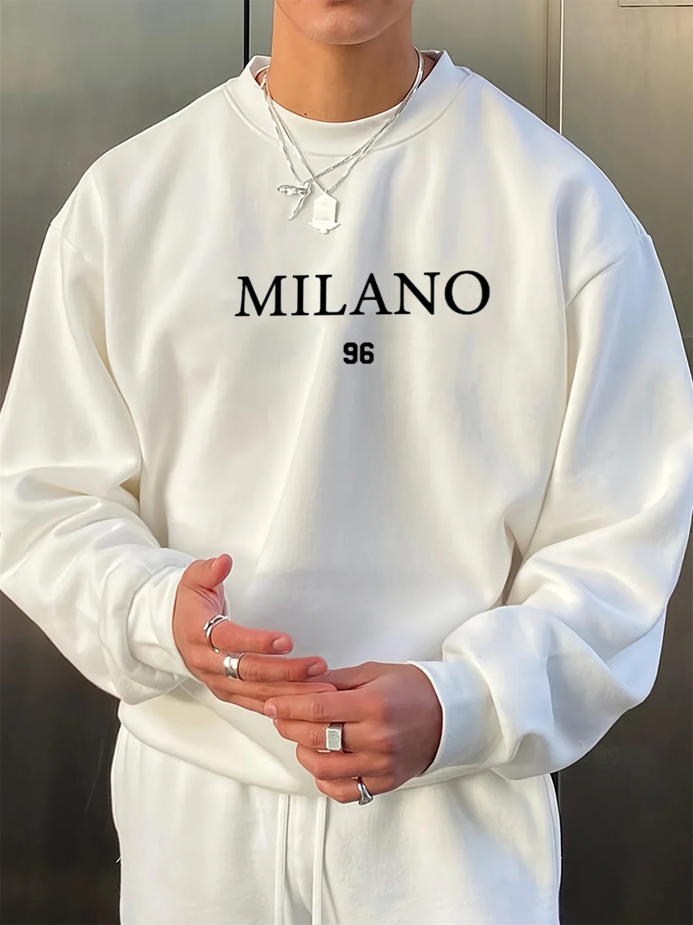 Men's loose, warm, fashionable and casual long-sleeved shirt with printed design, round neck, long sleeves.